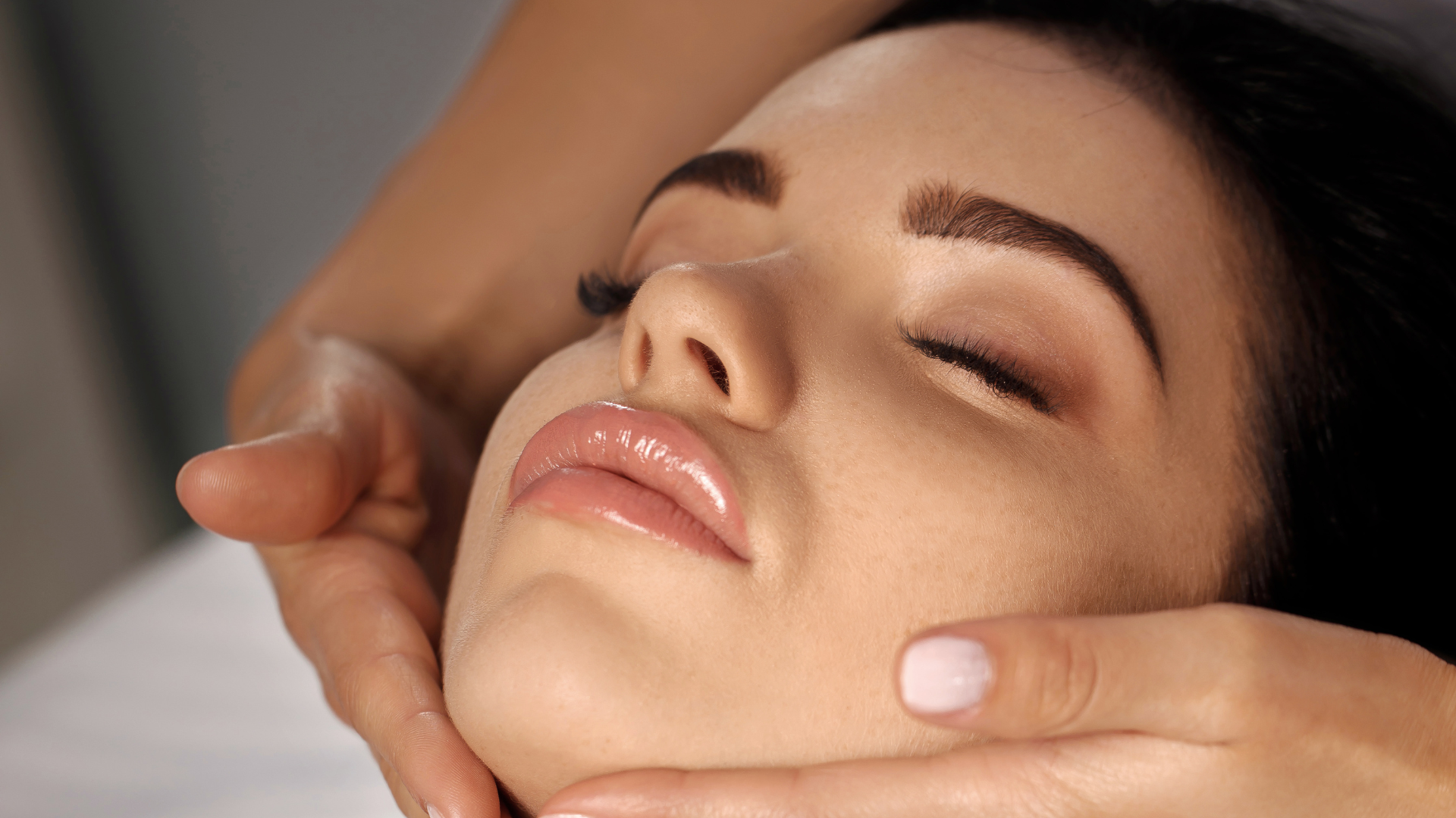Despues del Tratamiento facial una mujer con higiene con punta diamante Ancha Estética Cádiz