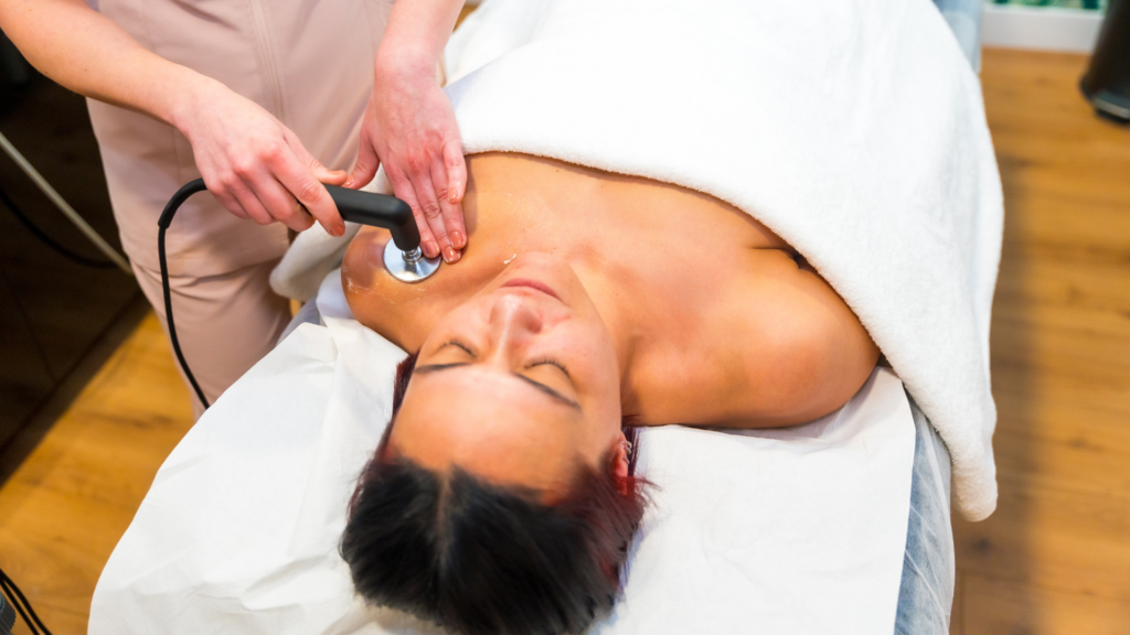 Mujer bocarriba haciéndose el tratamiento del bono Indiba facial Ancha Estetica Cádiz