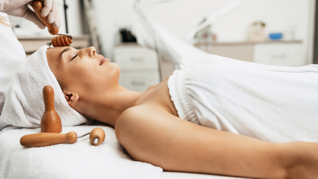 Mujer con tratamiento del Bono maderoterapia facial en Ancha Estetica Cádiz