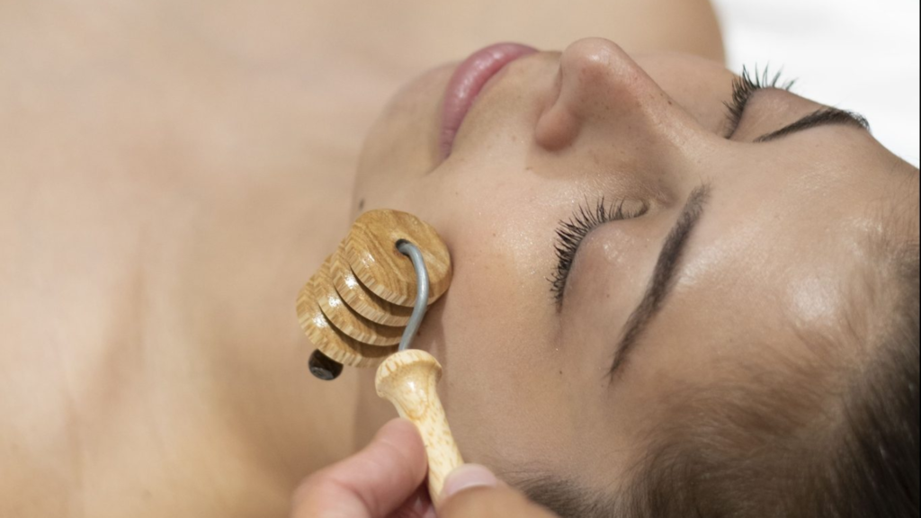 Mujer de Cerca usando Bono maderoterapia facial en Ancha Estetica Cádiz