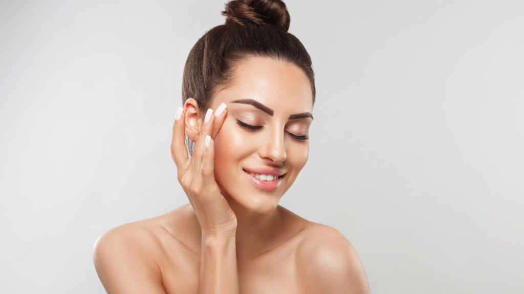 Mujer despues el tratamiento del bono Indiba facial Ancha Estetica Cádiz