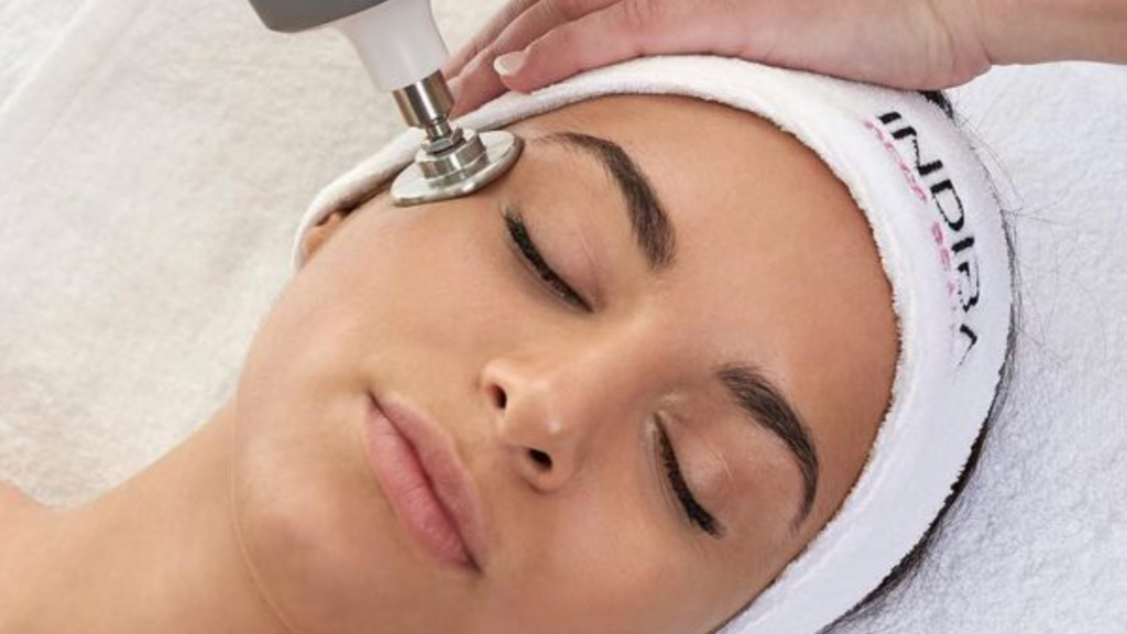Mujer haciéndose el tratamiento del bono Indiba facial