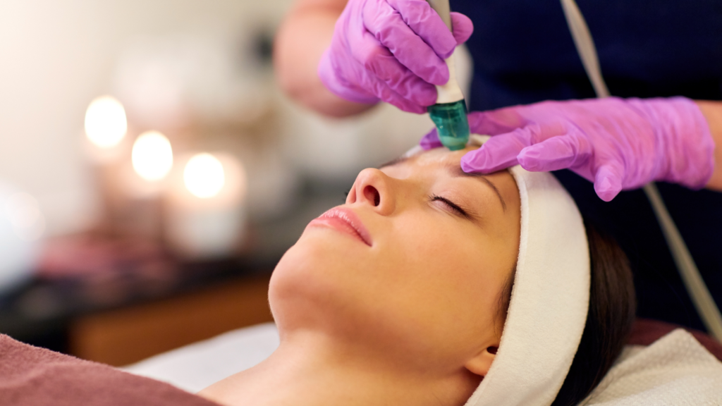 Mujer  ojos cerrados realizándose unos tratamientos faciales Ancha Estética Cádiz