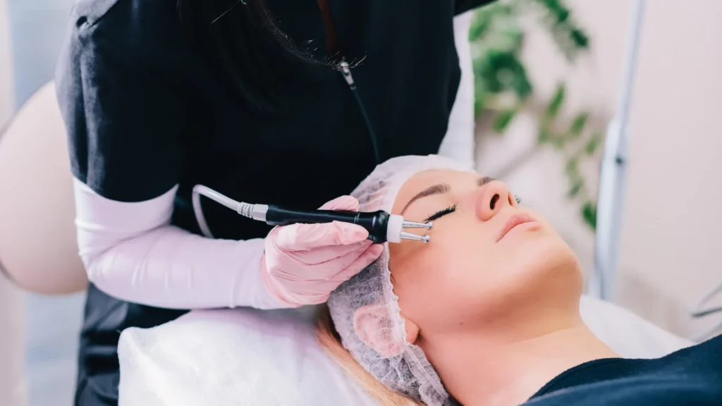 Mujer realizando el tratamiento del bono de Biolifting Ancha Estética Cádiz