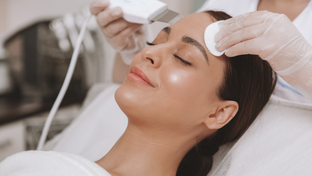 Mujer realizándose unos tratamientos faciales Ancha Estética Cádiz