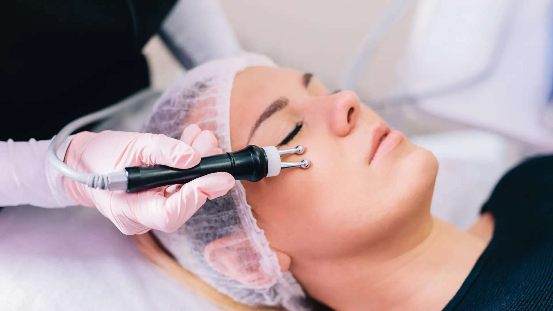 Mujer recibiendo tratamiento del bono de Biolifting Ancha Estética Cádiz