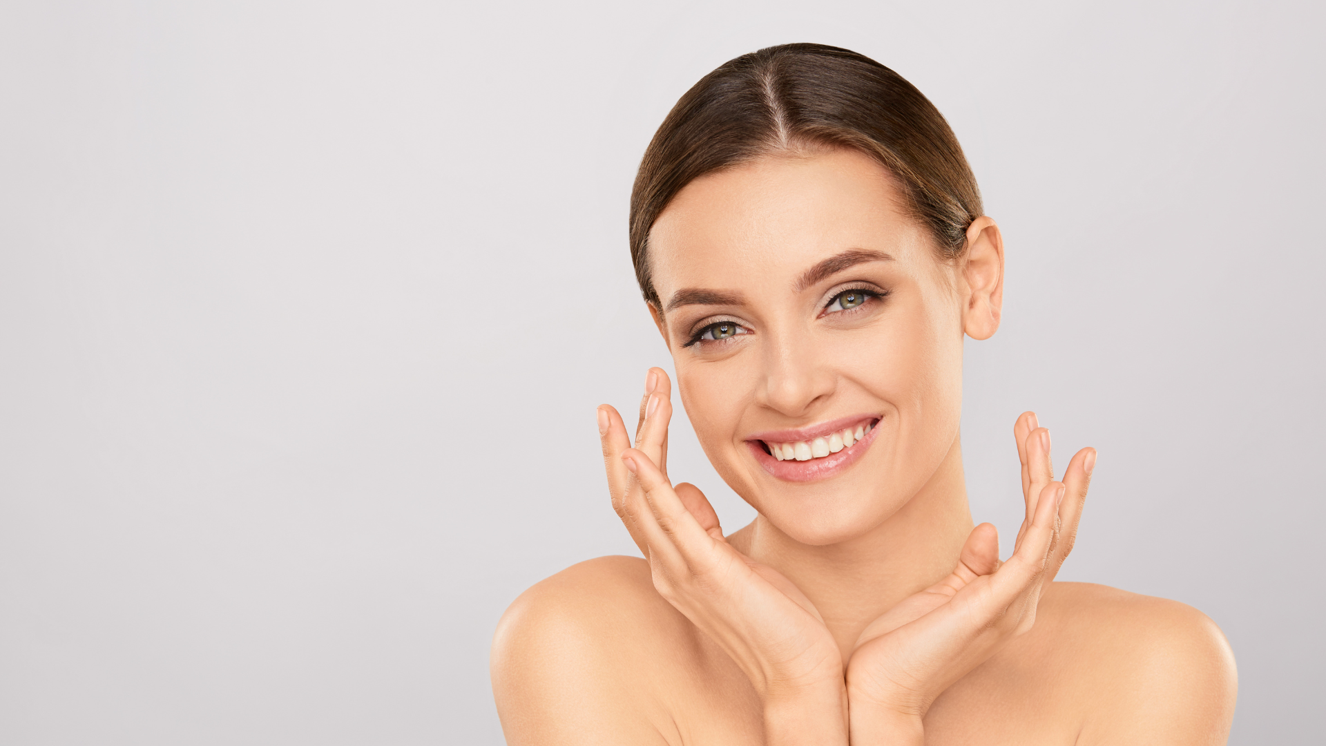 Mujer sonriente después de unos tratamientos faciales Ancha Estética Cádiz