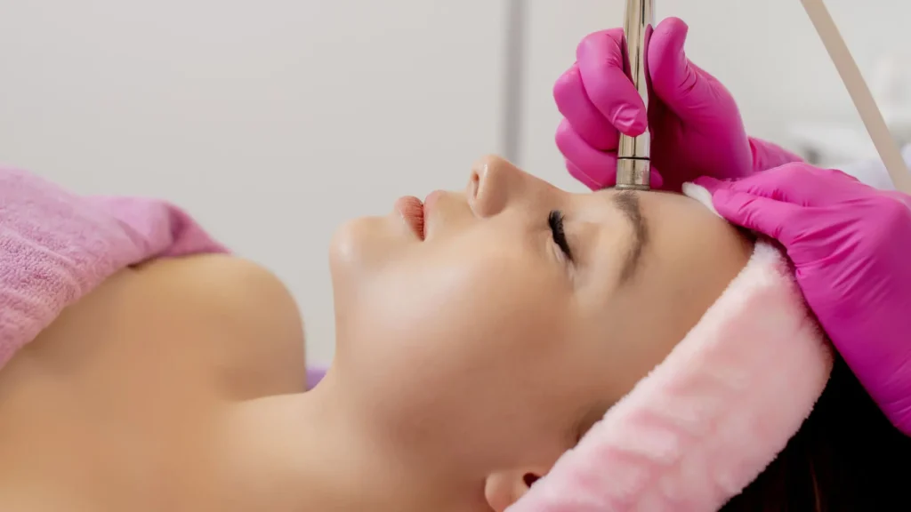 Tratamiento facial una mujer con higiene con punta diamante Ancha Estética Cádiz