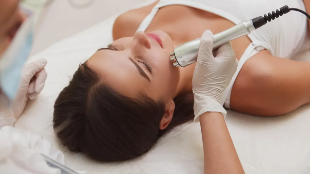 Tratamiento facial una mujer relajada con higiene con punta diamante Ancha Estética Cádiz