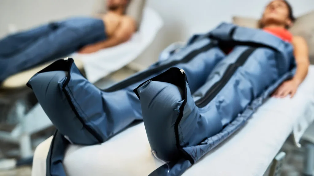 Persona haiendo un tratamiento después de saber Qué es la presoterapia Ancha Estética Cádiz