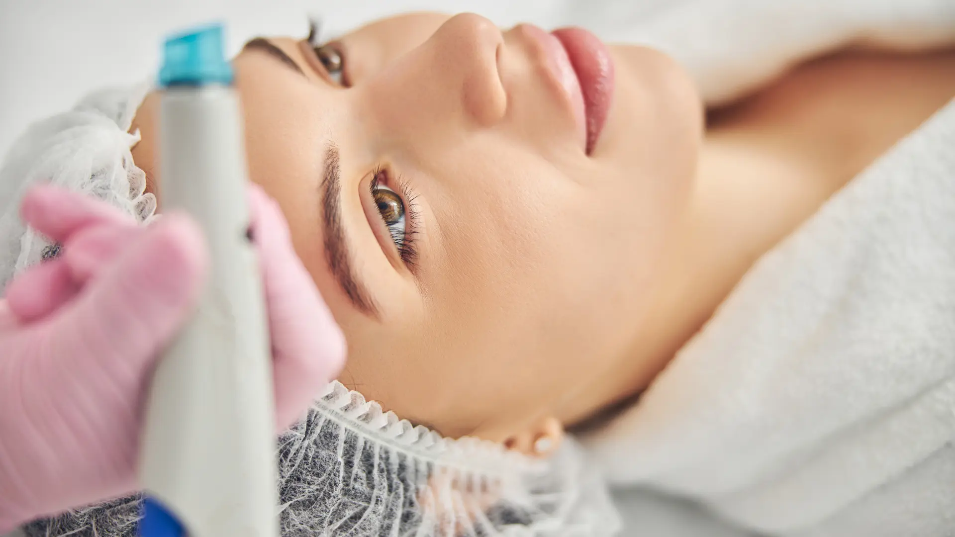 Mujer joven en primer plano realizándose un tratamiento Qué es Hydrapure en Ancha Estética Cádiz Mujer joven en primer plano realizándose un tratamiento Qué es Hydrapure en Ancha Estética Cádiz