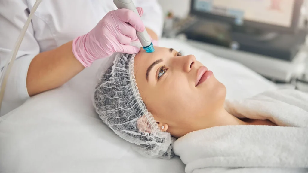 Mujer joven en primer plano realizándose un tratamiento de Hidrodermoabrasión en Ancha Estética Cádiz