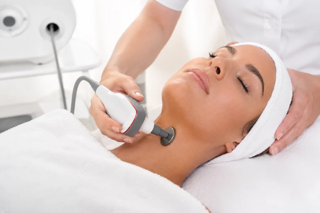 Mujer tratamiento de Indiba lpg y indiba facial Ancha Estética Cádiz